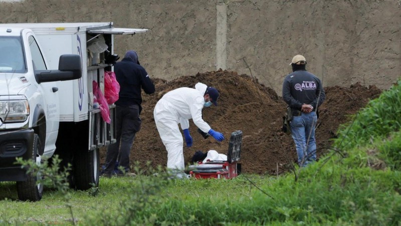 Pihak berwenang bekerja di lokasi kuburan massal yang ditemukan di Zapopan, di negara bagian Jalisco, Meksiko barat, 8 Juli 2025. (REUTERS/Gabriel Trujillo)