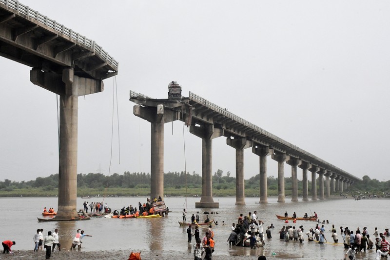 Tim penyelamat mencari korban selamat setelah sebuah jembatan runtuh di Vadodara di negara bagian Gujarat, India barat, 9 Juli 2025. (REUTERS/Stringer)