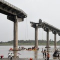 Jembatan Ambruk Saat Jam Sibuk, 4 Mobil Jatuh ke Sungai-10 Orang Tewas