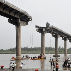 Jembatan Ambruk Saat Jam Sibuk, 4 Mobil Jatuh ke Sungai-10 Orang Tewas