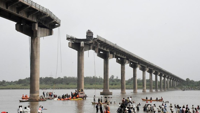Tim penyelamat mencari korban selamat setelah sebuah jembatan runtuh di Vadodara di negara bagian Gujarat, India barat, 9 Juli 2025. (REUTERS/Stringer)