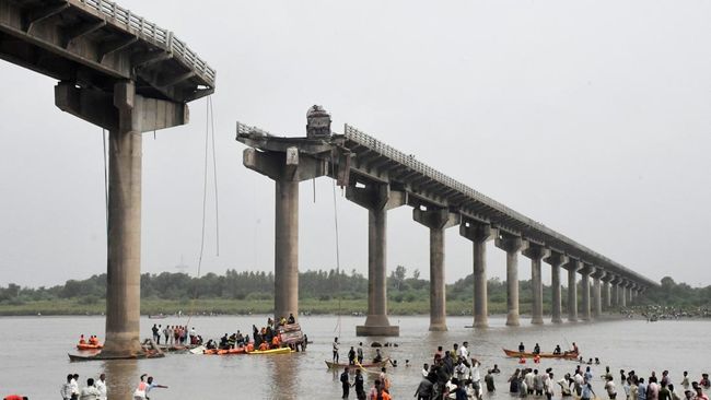 Jembatan Ambruk Saat Jam Sibuk, 4 Mobil Jatuh ke Sungai-10 Orang Tewas
