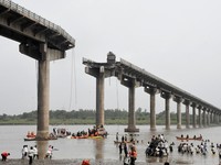 Jembatan Ambruk Saat Jam Sibuk, 4 Mobil Jatuh ke Sungai-10 Orang Tewas