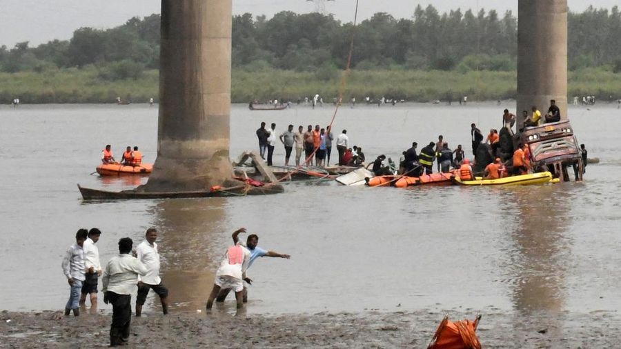 Tim penyelamat mencari korban selamat setelah sebuah jembatan runtuh di Vadodara di negara bagian Gujarat, India barat, 9 Juli 2025. Tim penyelamat mencari korban selamat setelah sebuah jembatan runtuh di Vadodara di negara bagian Gujarat, India barat, 9 Juli 2025. (REUTERS/Stringer)