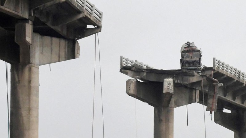 Tim penyelamat mencari korban selamat setelah sebuah jembatan runtuh di Vadodara di negara bagian Gujarat, India barat, 9 Juli 2025. (REUTERS/Stringer)