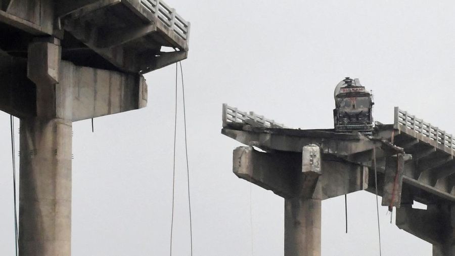 Tim penyelamat mencari korban selamat setelah sebuah jembatan runtuh di Vadodara di negara bagian Gujarat, India barat, 9 Juli 2025. Tim penyelamat mencari korban selamat setelah sebuah jembatan runtuh di Vadodara di negara bagian Gujarat, India barat, 9 Juli 2025. (REUTERS/Stringer)
