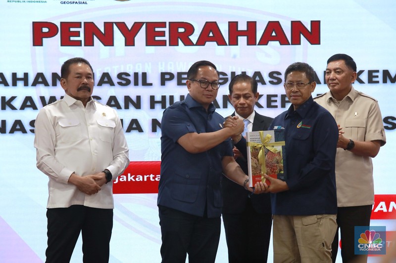 Penandatangan berita acara penyerahan hasil penguasaan kembali Taman Nasional Tesso Nilo oleh Jaksa Agung RI ST Burhanuddin selaku wakil ketua 1 pengarah satgas PKH dan Menteri Lingkungan Hudup Hanif Faisol Nurofiq dan turut menyaksikan Menteri Pertahanan RI, Sjafrie Sjamsoeddin di Gedung Kejaksaan Agung, Jakarta, Rabu (9/72025). (CNBC Indonesia/Muhamad Sabki)