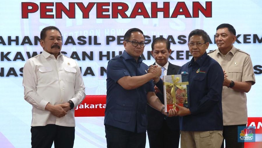 Penandatangan berita acara penyerahan hasil penguasaan kembali Taman Nasional Tesso Nilo oleh Jaksa Agung RI ST Burhanuddin selaku wakil ketua 1 pengarah satgas PKH dan Menteri Lingkungan Hudup Hanif Faisol Nurofiq dan turut menyaksikan Menteri Pertahanan RI, Sjafrie Sjamsoeddin di Gedung Kejaksaan Agung, Jakarta, Rabu (9/72025). (CNBC Indonesia/Muhamad Sabki)