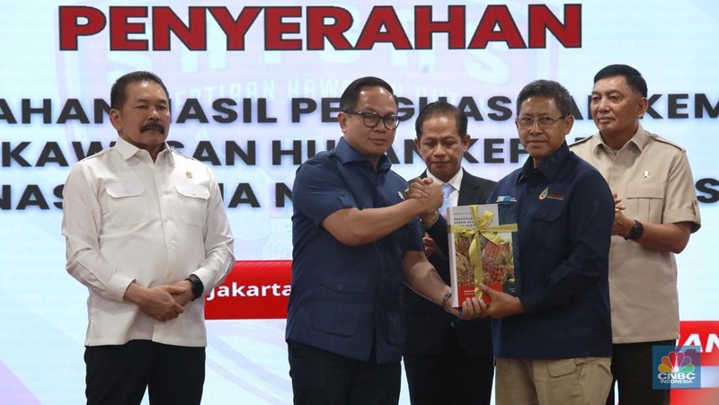 Penandatangan berita acara penyerahan hasil penguasaan kembali Taman Nasional Tesso Nilo oleh Jaksa Agung RI ST Burhanuddin selaku wakil ketua 1 pengarah satgas PKH dan Menteri Lingkungan Hudup Hanif Faisol Nurofiq dan turut menyaksikan Menteri Pertahanan RI, Sjafrie Sjamsoeddin di Gedung Kejaksaan Agung, Jakarta, Rabu (9/72025). (CNBC Indonesia/Muhamad Sabki)