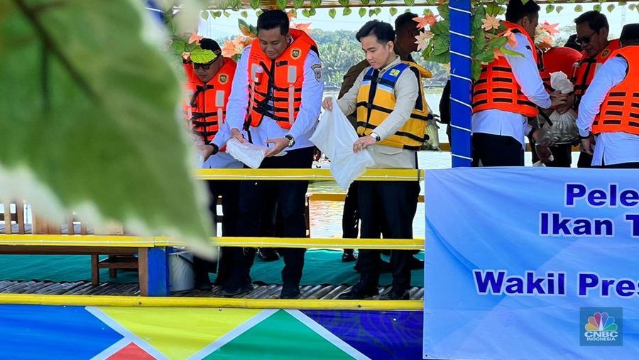 Wakil Presiden (Wapres) Gibran Rakabuming melakukan kunjungan kerja di Bendungan Rowo Jombor di Kabupaten Klaten, Jawa Tengah, Rabu (9/7/2025). (CNBC Indonesia/Halimatus Sa’diyah)