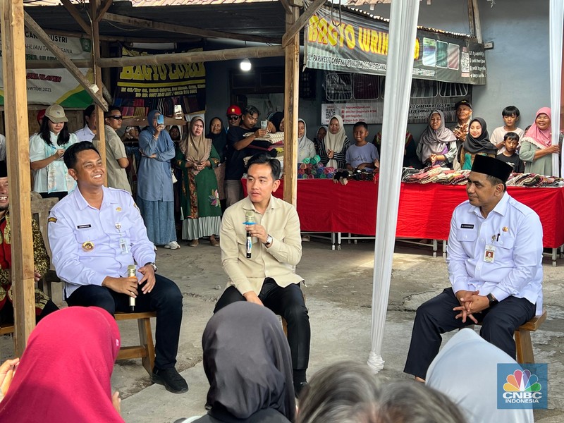 Wakil Presiden (Wapres) Gibran Rakabuming Raka melakukan kunjungan kerja di sentra lurik di Kabupaten Klaten, Jawa Tengah, Rabu (9/7/2025). Wakil Presiden (Wapres) Gibran Rakabuming Raka melakukan kunjungan kerja di sentra lurik di Kabupaten Klaten, Jawa Tengah, Rabu (9/7/2025). (CNBC Indonesia/Halimatus Sa’diyah)