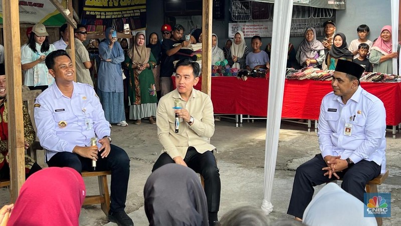 Wakil Presiden (Wapres) Gibran Rakabuming Raka melakukan kunjungan kerja di sentra lurik di Kabupaten Klaten, Jawa Tengah, Rabu (9/7/2025). (CNBC Indonesia/Halimatus Sa’diyah)