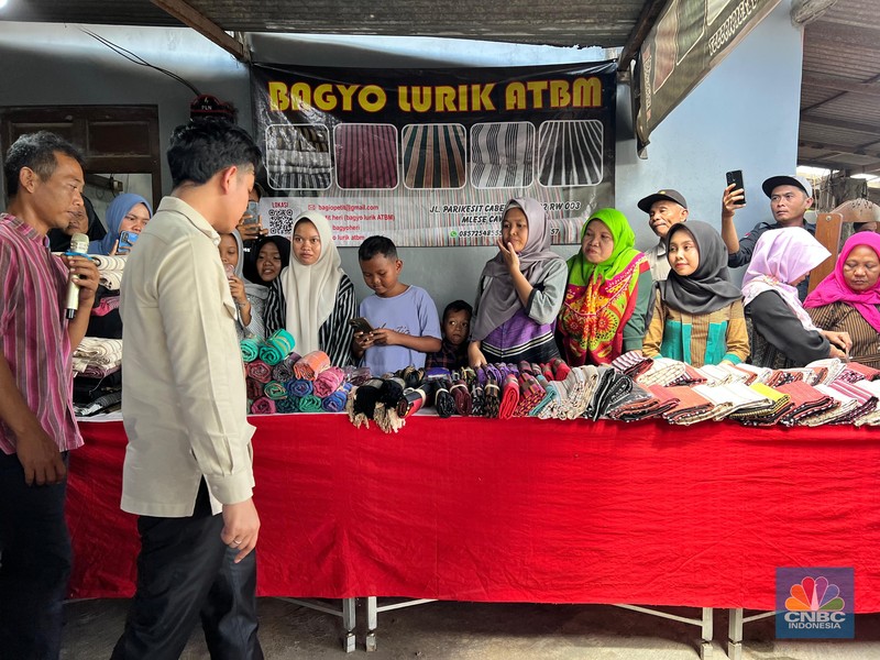 Wakil Presiden (Wapres) Gibran Rakabuming Raka melakukan kunjungan kerja di sentra lurik di Kabupaten Klaten, Jawa Tengah, Rabu (9/7/2025). (CNBC Indonesia/Halimatus Sa’diyah)
