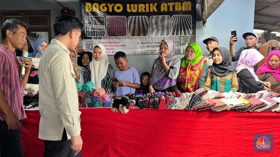 Wakil Presiden (Wapres) Gibran Rakabuming Raka melakukan kunjungan kerja di sentra lurik di Kabupaten Klaten, Jawa Tengah, Rabu (9/7/2025). Wakil Presiden (Wapres) Gibran Rakabuming Raka melakukan kunjungan kerja di sentra lurik di Kabupaten Klaten, Jawa Tengah, Rabu (9/7/2025). (CNBC Indonesia/Halimatus Sa’diyah)