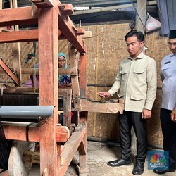 Wapres Gibran Intip Pembuatan Kain Lurik Pakai Mesin Berusia 150 Tahun