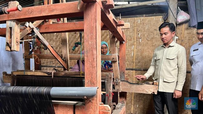 Wapres Gibran Intip Pembuatan Kain Lurik Pakai Mesin Berusia 150 Tahun
