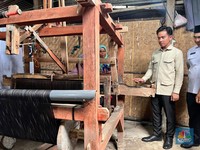 Wapres Gibran Intip Pembuatan Kain Lurik Pakai Mesin Berusia 150 Tahun