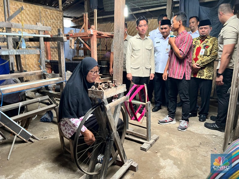 Wakil Presiden (Wapres) Gibran Rakabuming Raka melakukan kunjungan kerja di sentra lurik di Kabupaten Klaten, Jawa Tengah, Rabu (9/7/2025). (CNBC Indonesia/Halimatus Sa’diyah)