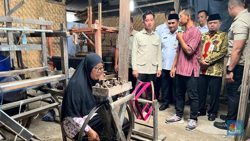 Wakil Presiden (Wapres) Gibran Rakabuming Raka melakukan kunjungan kerja di sentra lurik di Kabupaten Klaten, Jawa Tengah, Rabu (9/7/2025). (CNBC Indonesia/Halimatus Sa’diyah)