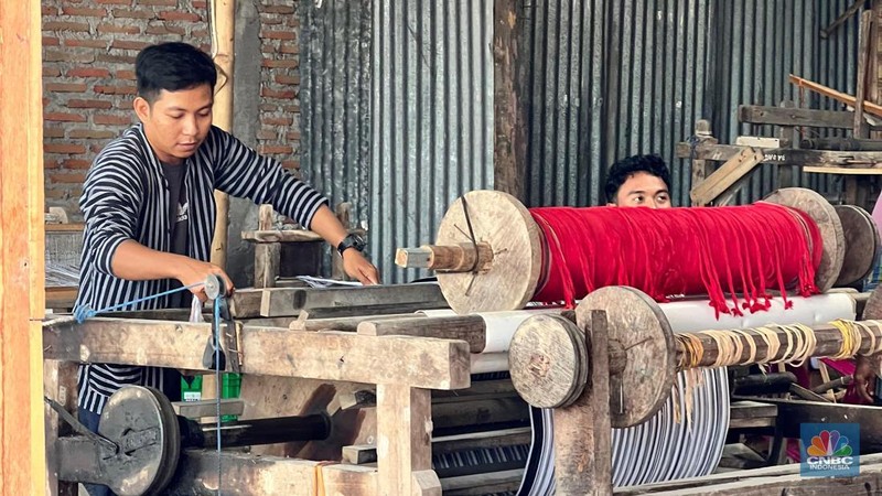 Wakil Presiden (Wapres) Gibran Rakabuming Raka melakukan kunjungan kerja di sentra lurik di Kabupaten Klaten, Jawa Tengah, Rabu (9/7/2025). (CNBC Indonesia/Halimatus Sa’diyah)