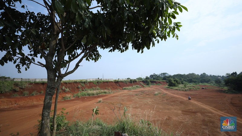 Warga melintasi Tanah Merah dengan sepeda motor di kawasan Cipayung, Depok, Jawa Barat, Rabu (9/7/2025). Warga melintasi Tanah Merah dengan sepeda motor di kawasan Cipayung, Depok, Jawa Barat, Rabu (9/7/2025). (CNBC Indonesia/Tri Susilo)