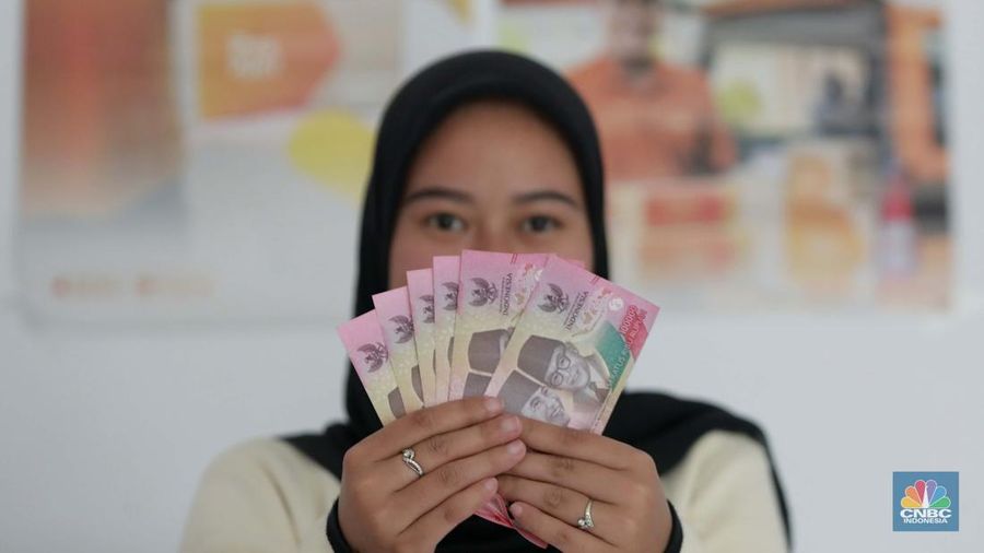 Warga mengambil dana bantuan subsidi upah (BSU) di Kantor Pos Indonesia Dharmawangsa, Jakarta, Rabu, (9/7/2025). (CNBC Indonesia/Muhammad Sabki)