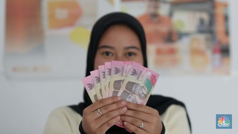 Warga mengambil dana bantuan subsidi upah (BSU) di Kantor Pos Indonesia Dharmawangsa, Jakarta, Rabu, (9/7/2025). (CNBC Indonesia/Muhammad Sabki)