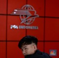 Warga mengambil dana bantuan subsidi upah (BSU) di Kantor Pos Indonesia Dharmawangsa, Jakarta, Rabu, (9/7/2025). (CNBC Indonesia/Muhammad Sabki)