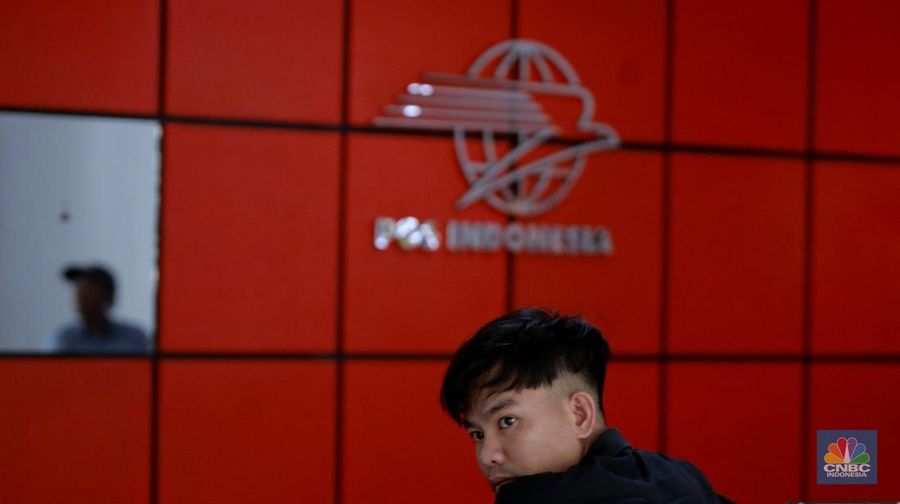 Warga mengambil dana bantuan subsidi upah (BSU) di Kantor Pos Indonesia Dharmawangsa, Jakarta, Rabu, (9/7/2025). (CNBC Indonesia/Muhammad Sabki)