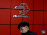 Warga mengambil dana bantuan subsidi upah (BSU) di Kantor Pos Indonesia Dharmawangsa, Jakarta, Rabu, (9/7/2025). (CNBC Indonesia/Muhammad Sabki)
