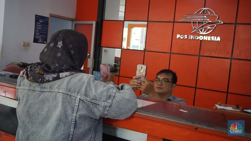 Warga mengambil dana bantuan subsidi upah (BSU) di Kantor Pos Indonesia Dharmawangsa, Jakarta, Rabu, (9/7/2025). (CNBC Indonesia/Muhammad Sabki)