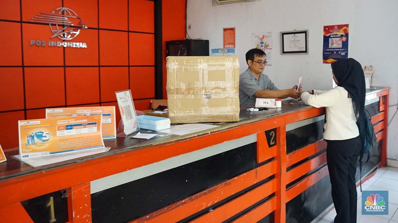 Warga mengambil dana bantuan subsidi upah (BSU) di Kantor Pos Indonesia Dharmawangsa, Jakarta, Rabu, (9/7/2025). Warga mengambil dana bantuan subsidi upah (BSU) di Kantor Pos Indonesia Dharmawangsa, Jakarta, Rabu, (9/7/2025). (CNBC Indonesia/Muhammad Sabki)