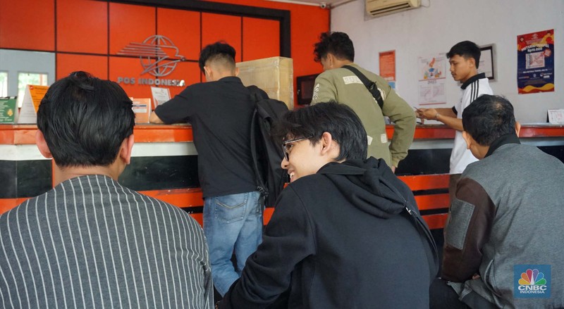 Warga mengambil dana bantuan subsidi upah (BSU) di Kantor Pos Indonesia Dharmawangsa, Jakarta, Rabu, (9/7/2025). (CNBC Indonesia/Muhammad Sabki)
