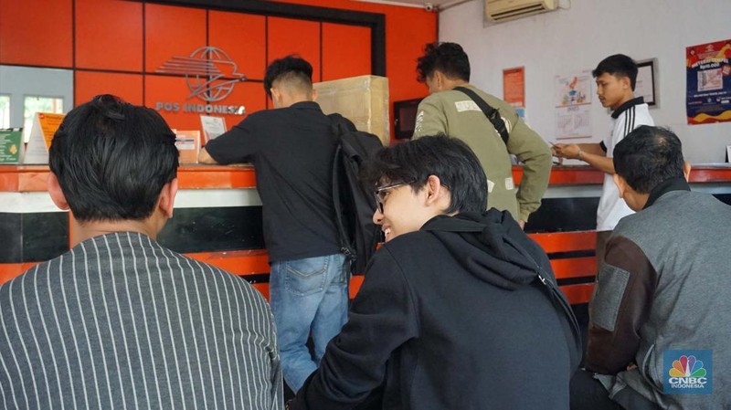 Warga mengambil dana bantuan subsidi upah (BSU) di Kantor Pos Indonesia Dharmawangsa, Jakarta, Rabu, (9/7/2025). (CNBC Indonesia/Muhammad Sabki)