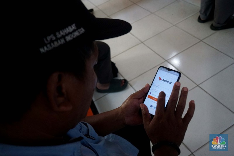Warga mengambil dana bantuan subsidi upah (BSU) di Kantor Pos Indonesia Dharmawangsa, Jakarta, Rabu, (9/7/2025). (CNBC Indonesia/Muhammad Sabki)