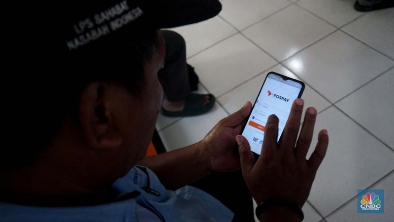 Warga mengambil dana bantuan subsidi upah (BSU) di Kantor Pos Indonesia Dharmawangsa, Jakarta, Rabu, (9/7/2025). (CNBC Indonesia/Muhammad Sabki)
