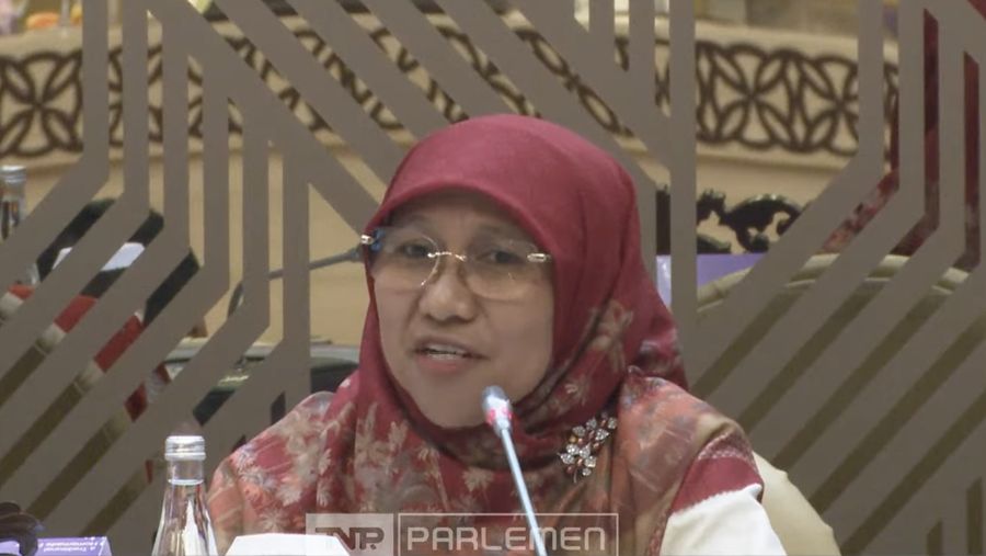 Anggota Komisi V DPR Fraksi Partai Keadilan Sejahtera (PKS), Saadiah Uluputty menyampaikan paparan dalam rapat kerja dengan Menteri Pekerjaan Umum di DPR RI, Jakarta, Kamis (10/7/2025). (Tangkapan Layar Youtube/TVR Parlemen)