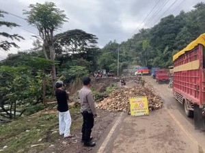 Buka Tutup Jalan Poros Enrekang-Toraja Akibat Amblas, Antrean Mobil Mengular