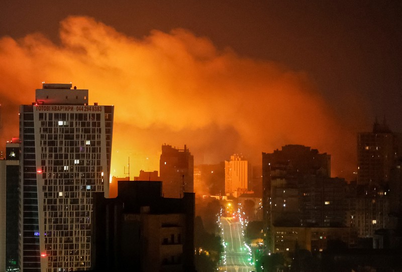Api dan asap terlihat usai serangan pesawat nirawak dan rudal Rusia di Kyiv, Ukraina, Kamis (10/7/2025). (REUTERS/Vladyslav Sodel)
