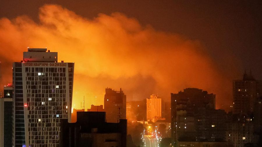 Api dan asap terlihat usai serangan pesawat nirawak dan rudal Rusia di Kyiv, Ukraina, Kamis (10/7/2025). (REUTERS/Vladyslav Sodel) Api dan asap terlihat usai serangan pesawat nirawak dan rudal Rusia di Kyiv, Ukraina, Kamis (10/7/2025). (REUTERS/Vladyslav Sodel)