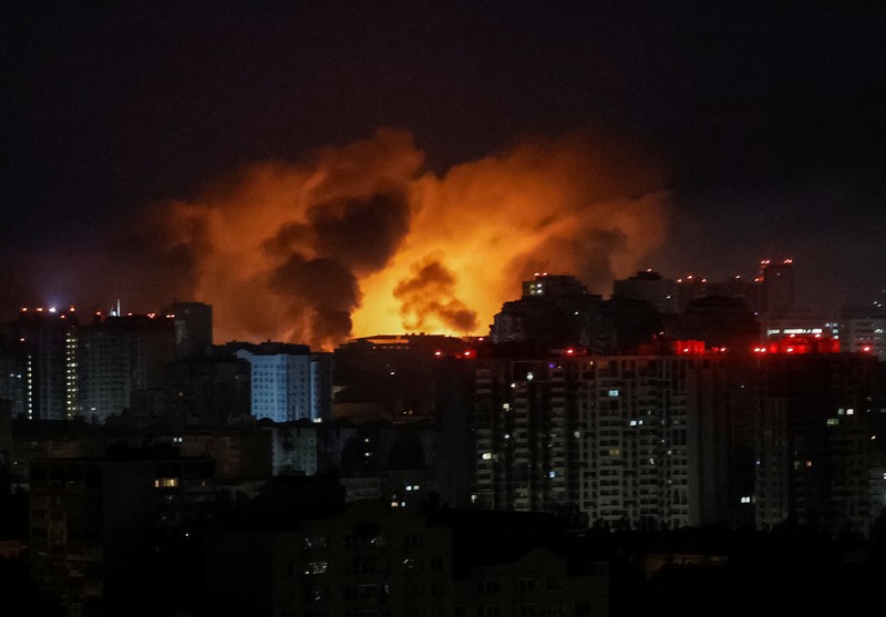 Api dan asap terlihat usai serangan pesawat nirawak dan rudal Rusia di Kyiv, Ukraina, Kamis (10/7/2025). (REUTERS/Vladyslav Sodel)