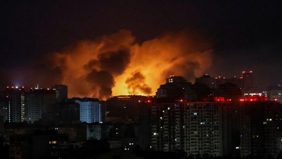 Api dan asap terlihat usai serangan pesawat nirawak dan rudal Rusia di Kyiv, Ukraina, Kamis (10/7/2025). (REUTERS/Vladyslav Sodel)