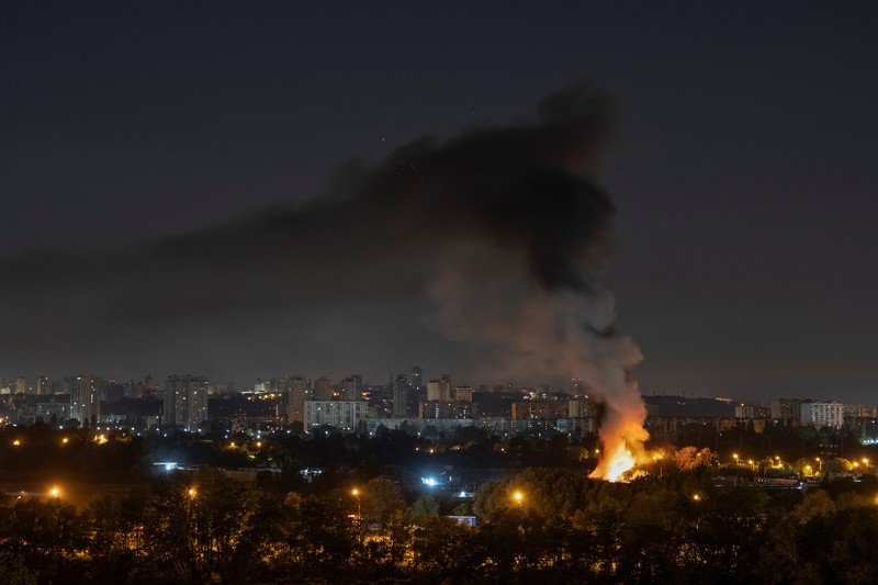 Api dan asap terlihat usai serangan pesawat nirawak dan rudal Rusia di Kyiv, Ukraina, Kamis (10/7/2025). (REUTERS/Vladyslav Sodel)