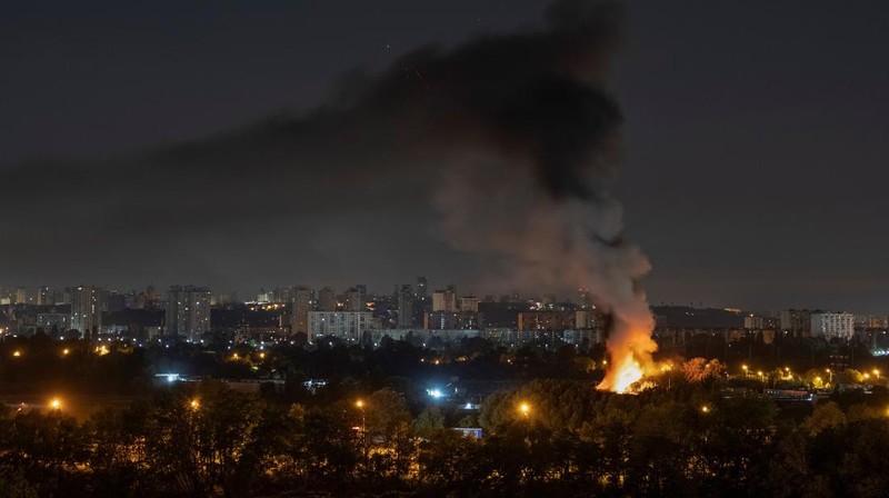 Api dan asap terlihat usai serangan pesawat nirawak dan rudal Rusia di Kyiv, Ukraina, Kamis (10/7/2025). (REUTERS/Vladyslav Sodel)
