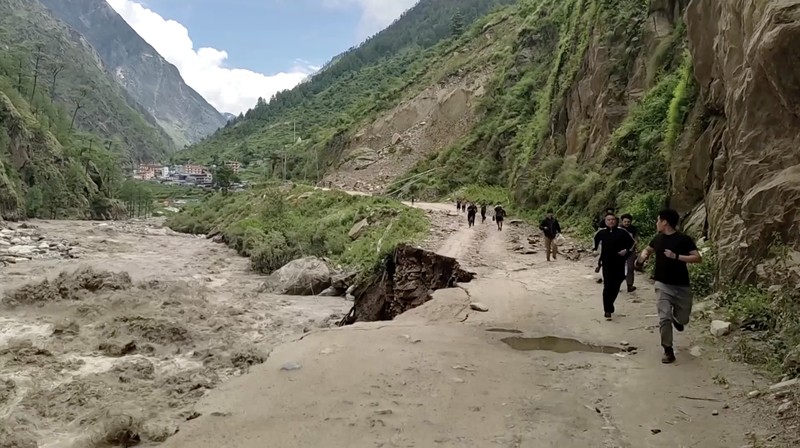 Banjir besar yang melanda Sungai Bhote Koshi di Nepal pada Selasa (8/7/2025) menewaskan sedikitnya sembilan orang dan menyebabkan lebih dari dua lusin lainnya hilang. Banjir besar yang melanda Sungai Bhote Koshi di Nepal pada Selasa (8/7/2025) menewaskan sedikitnya sembilan orang dan menyebabkan lebih dari dua lusin lainnya hilang. (Tangkapan Layar Video Reuters/)