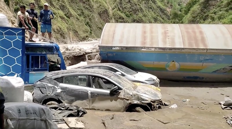 Banjir besar yang melanda Sungai Bhote Koshi di Nepal pada Selasa (8/7/2025) menewaskan sedikitnya sembilan orang dan menyebabkan lebih dari dua lusin lainnya hilang. Banjir besar yang melanda Sungai Bhote Koshi di Nepal pada Selasa (8/7/2025) menewaskan sedikitnya sembilan orang dan menyebabkan lebih dari dua lusin lainnya hilang. (Tangkapan Layar Video Reuters/)