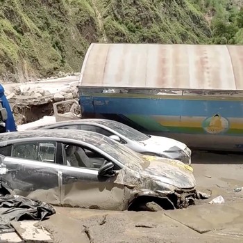 Potret Mobil-Truk Tersapu Banjir Bandang , 9 Tewas-19 Hilang