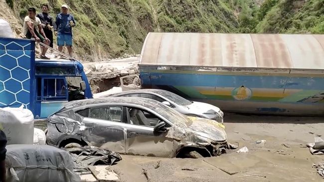 Potret Mobil-Truk Tersapu Banjir Bandang , 9 Tewas-19 Hilang