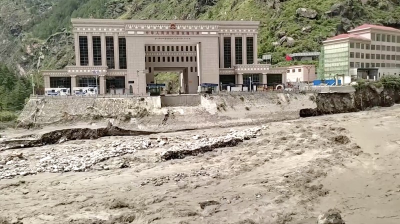 Banjir besar yang melanda Sungai Bhote Koshi di Nepal pada Selasa (8/7/2025) menewaskan sedikitnya sembilan orang dan menyebabkan lebih dari dua lusin lainnya hilang. Banjir besar yang melanda Sungai Bhote Koshi di Nepal pada Selasa (8/7/2025) menewaskan sedikitnya sembilan orang dan menyebabkan lebih dari dua lusin lainnya hilang. (Tangkapan Layar Video Reuters/)