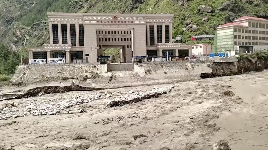 Banjir besar yang melanda Sungai Bhote Koshi di Nepal pada Selasa (8/7/2025) menewaskan sedikitnya sembilan orang dan menyebabkan lebih dari dua lusin lainnya hilang. (Tangkapan Layar Video Reuters/)